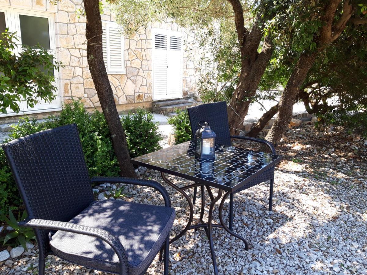 Guesthouse Sanela Pomena Bagian luar foto