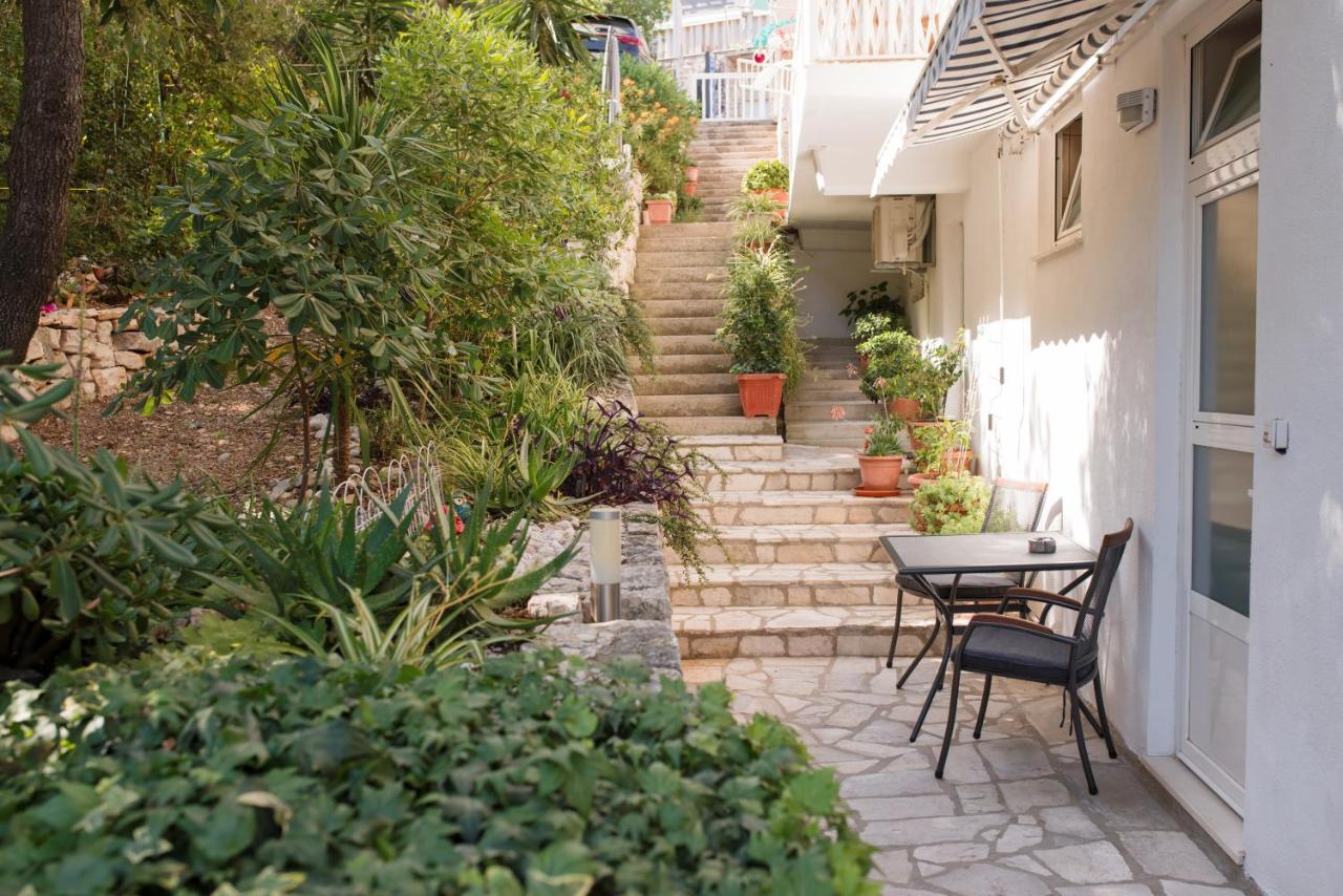 Guesthouse Sanela Pomena Bagian luar foto