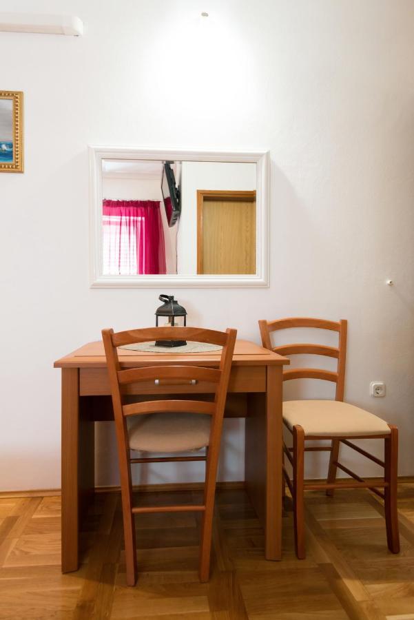 Guesthouse Sanela Pomena Bagian luar foto
