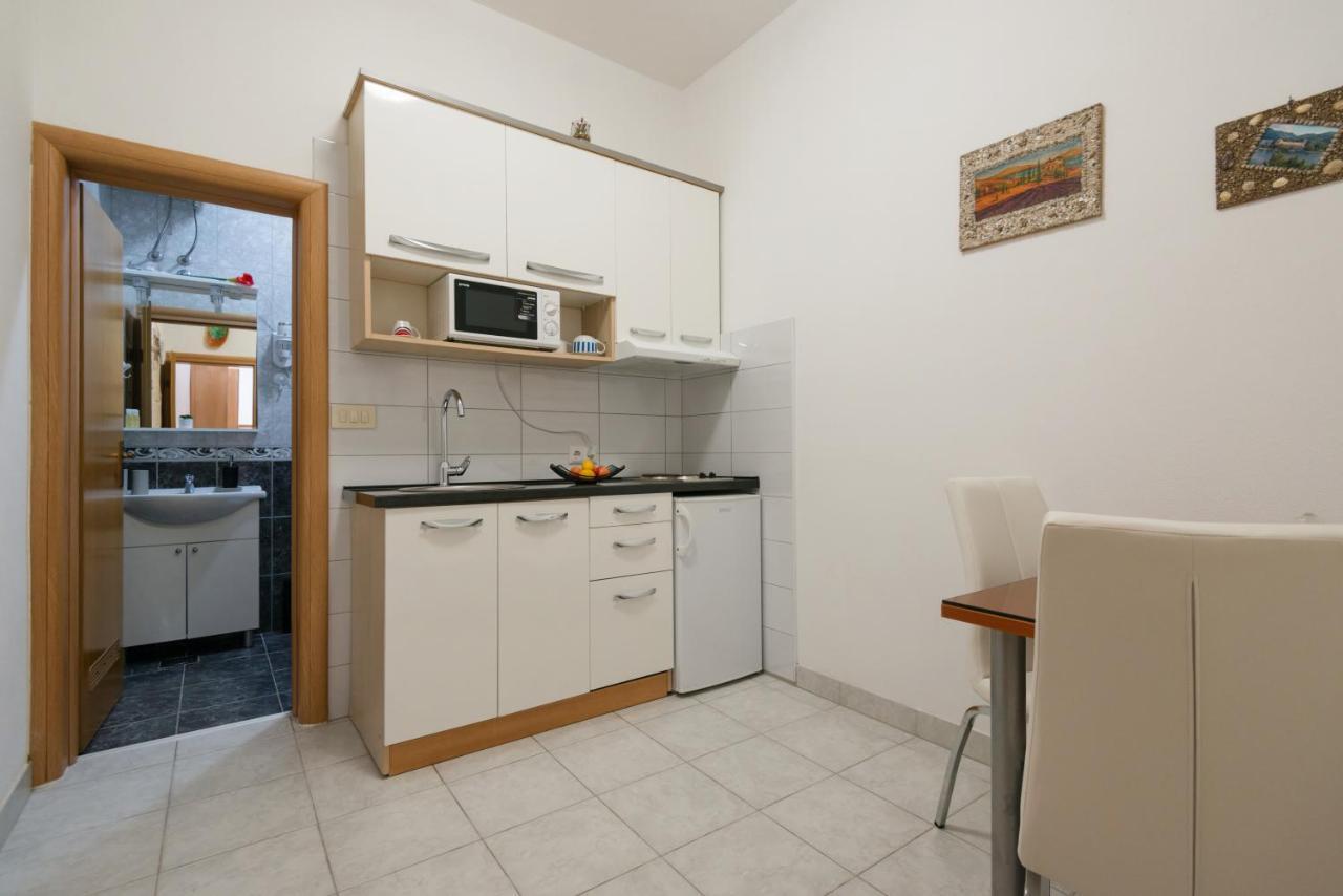 Guesthouse Sanela Pomena Bagian luar foto