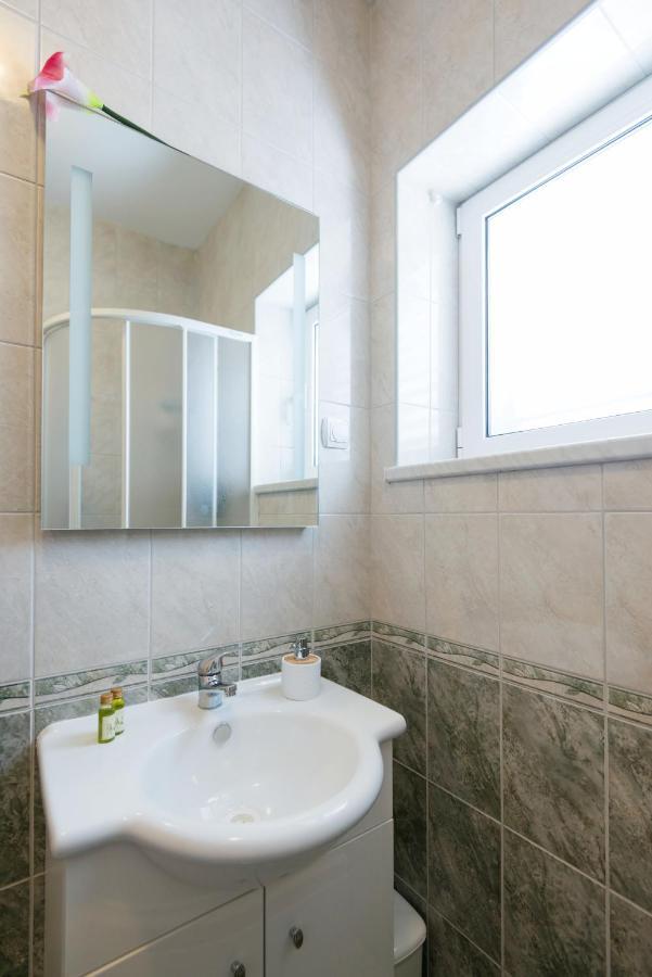 Guesthouse Sanela Pomena Bagian luar foto