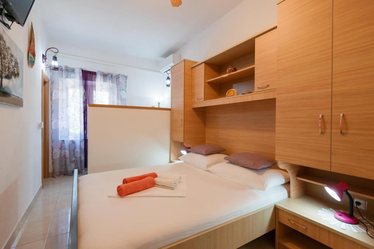 Guesthouse Sanela Pomena Bagian luar foto