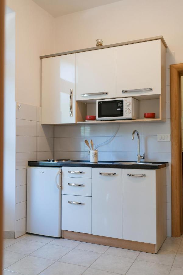 Guesthouse Sanela Pomena Bagian luar foto