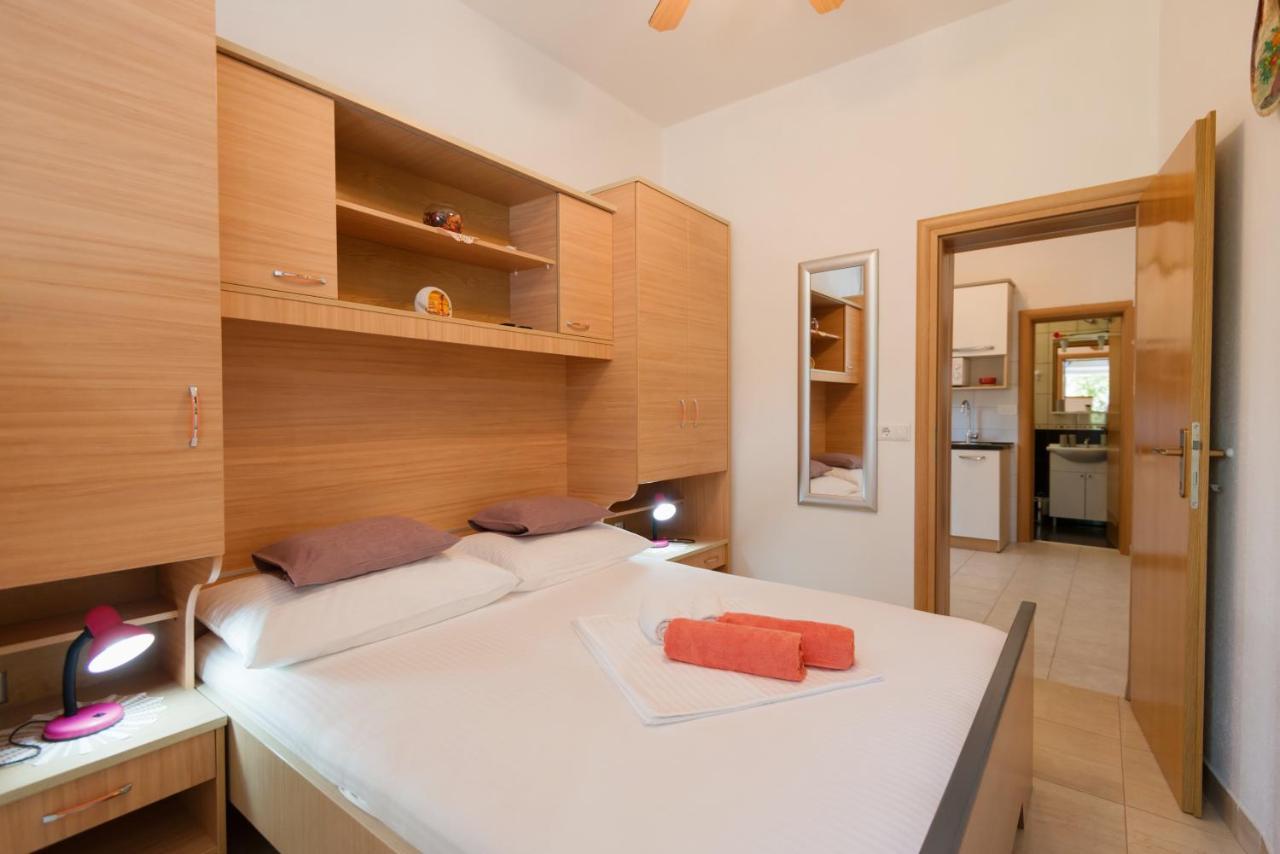 Guesthouse Sanela Pomena Bagian luar foto