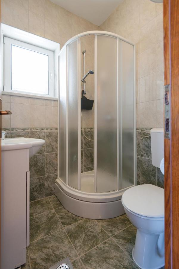 Guesthouse Sanela Pomena Bagian luar foto