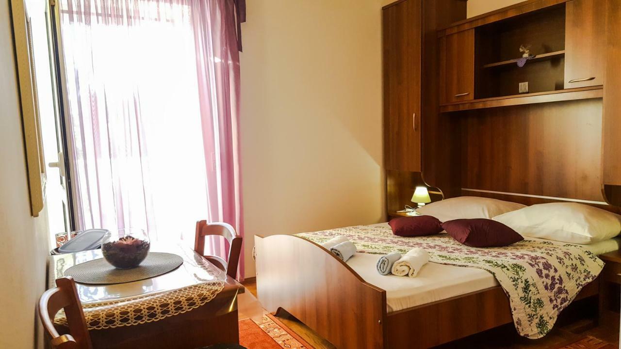 Guesthouse Sanela Pomena Bagian luar foto